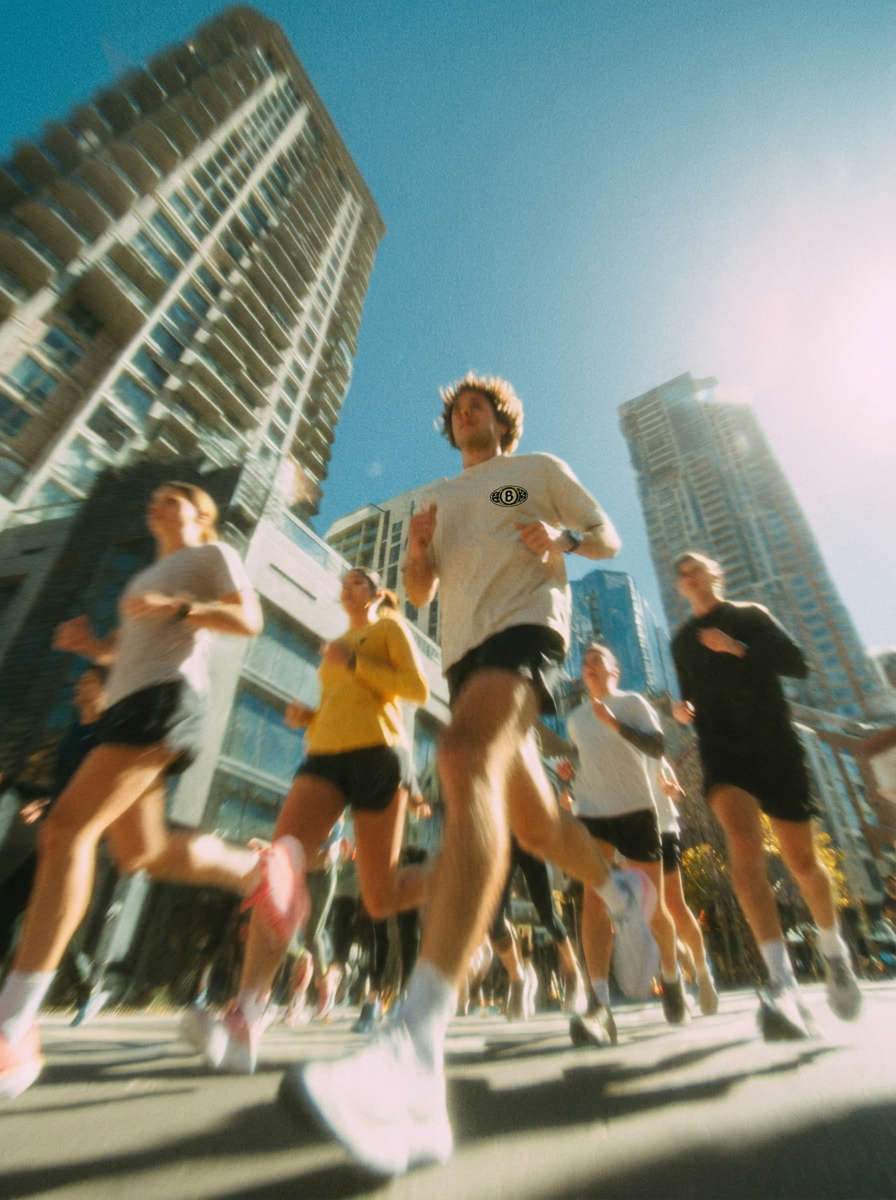 Pack of runners through the city streets in 8 Seasons gear